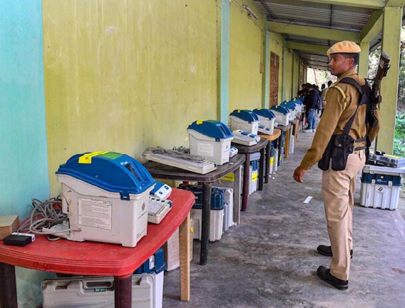 തെരഞ്ഞെടുപ്പിനായി ഒരുക്കിയ ഇലക്‌ട്രോണിക്‌ വോട്ടിങ മെഷീനുകൾ   